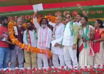 मुख्यमंत्री हेमंत सोरेन पहुंचे बलियापुर, इंडिया गठबंधन प्रत्याशी चंद्रदेव महतो के पक्ष में किया सभा