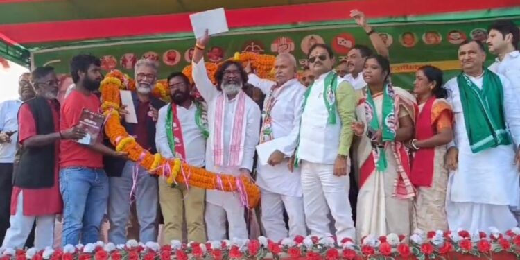 मुख्यमंत्री हेमंत सोरेन पहुंचे बलियापुर, इंडिया गठबंधन प्रत्याशी चंद्रदेव महतो के पक्ष में किया सभा
