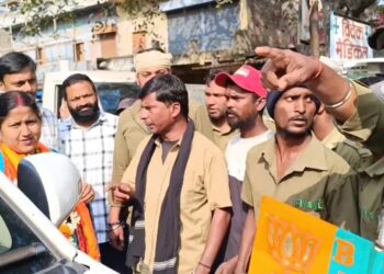 कचरा गाड़ी में प्रत्याशी का स्टिकर नहीं चिपकाने देने पर कांग्रेस समर्थक ने चालक को पीटा