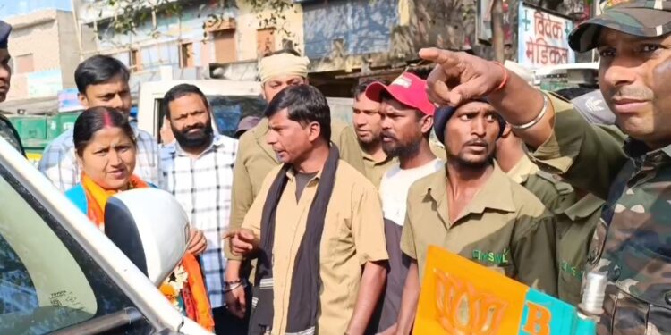 कचरा गाड़ी में प्रत्याशी का स्टिकर नहीं चिपकाने देने पर कांग्रेस समर्थक ने चालक को पीटा