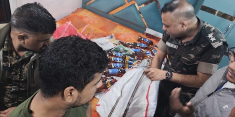 पंचेत में दुकान से भारी मात्रा में अवैध विदेशी शराब जब्त, एक गिरफ्तार