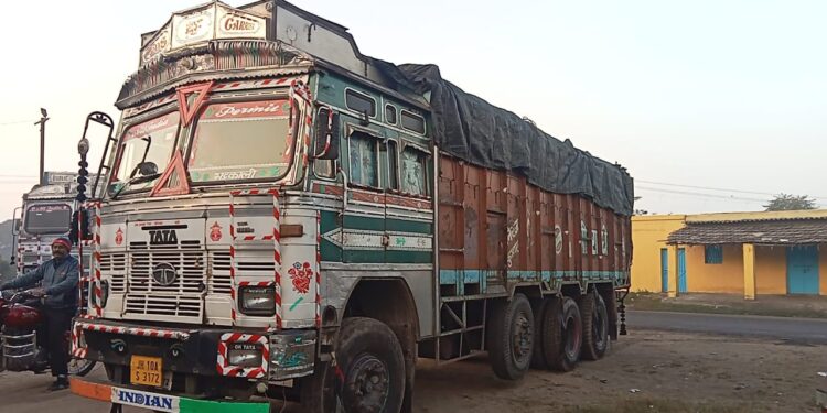 कोयला तस्करी: सुदामदीह पुलिस ने जब्त किया कोयला लोड ट्रक, जब्बार – बंटी है मुख्य सरगना