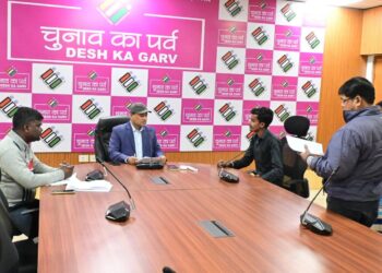 जनता दरबार में छात्राओं ने की स्कूल से निकाल की शिकायत