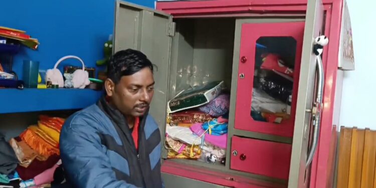 परिवार संग शादी में गए डॉक्टर के घर से करीब 7 लाख की चोरी