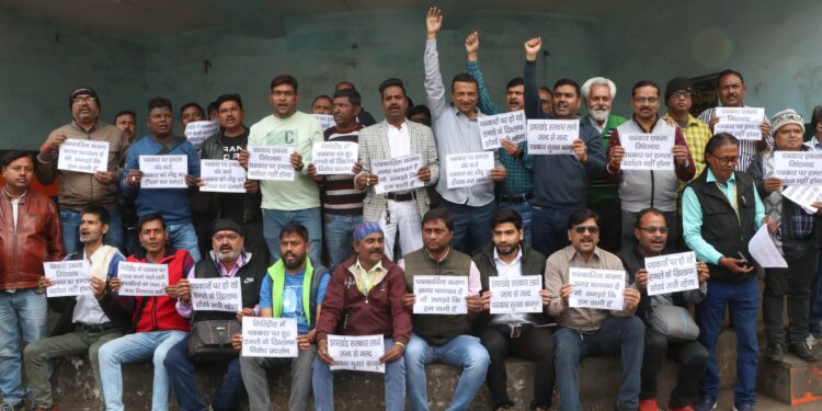 धनबाद प्रेस क्लब ने गिरिडीह में हुए पत्रकार पर हमले के विरोध में किया प्रदर्शन
