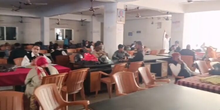 धनबाद बार के अधिवक्ता आज पेन डाउन पर रहे
