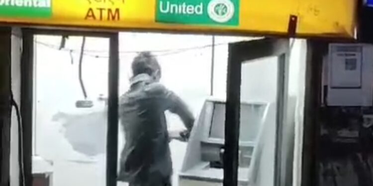 झरिया मेंन रोड स्थित PNB का ATM तोड़कर पैसे निकलने का प्रयास