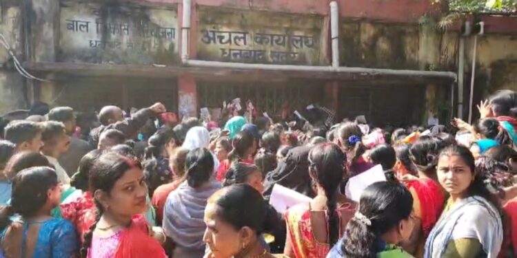 मंईयां सम्मान योजना का लाभ लेने के लिए, महिलाओं में आपाधापी