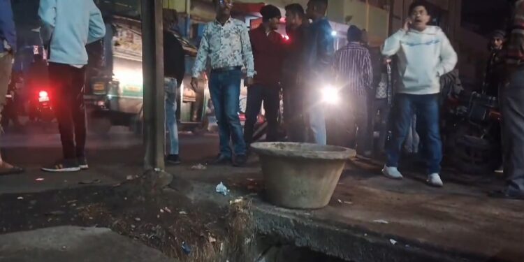 बिजली विभाग की लापरवाही, शोपिंग करने आए युवक को लगा  करेंट