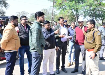 15 दिसंबर से बैंक मोड़ पुल होगा बंद,जिला प्रशासन वैकल्पिक मार्ग का निरीक्षण