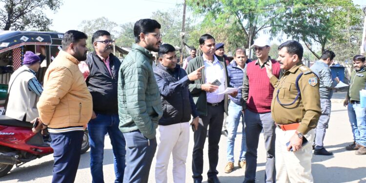 15 दिसंबर से बैंक मोड़ पुल होगा बंद,जिला प्रशासन वैकल्पिक मार्ग का निरीक्षण