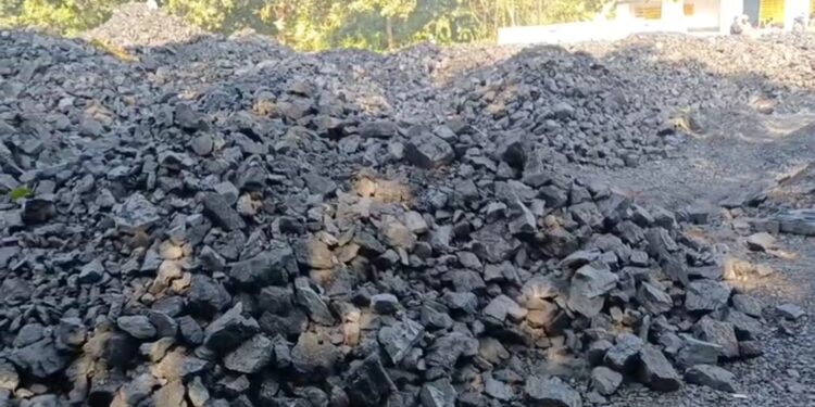 DGP की टीम ने धनबाद के पंचेत में अवैध कोयला खनन स्थल और डिपो में किया छापेमारी, हड़कंप