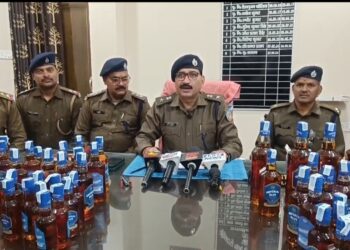 ट्रक से कुरकुरे और मुढ़ी के बोरी में छुपा कर ले जा 50 लाख के अवैध शराब बरामद 