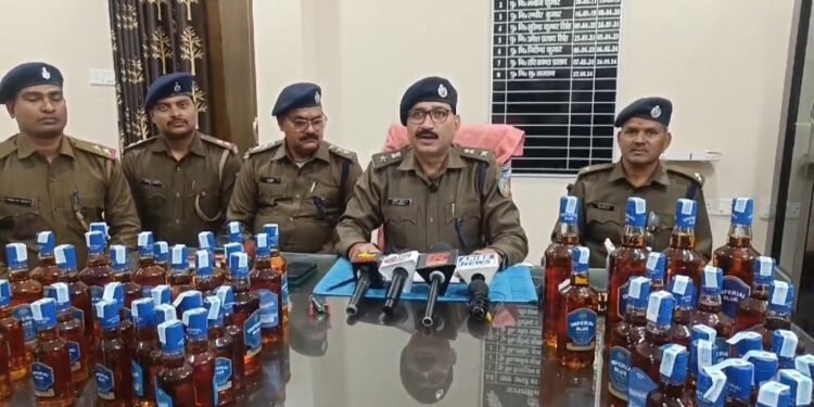 ट्रक से कुरकुरे और मुढ़ी के बोरी में छुपा कर ले जा 50 लाख के अवैध शराब बरामद