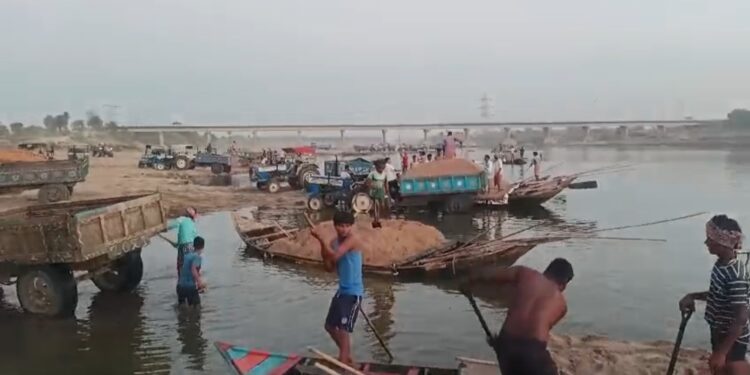 धनबाद के बराकर नदी घाट पूर्वी टुंडी और निरसा से हो रही बालू की लूट, सिंडिकेट से सब है मैनेज