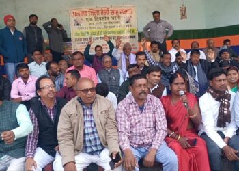 धनबाद में अमन साव और चेतन साव पर फायरिंग को लेकर साहू समाज का धरना
