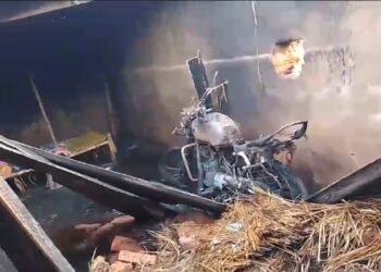 घर में अलाव जलाकर चल गए सोने,लगी गई आग, बैल, बाइक घर के सामान जलकर राख
