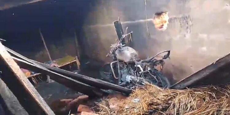 घर में अलाव जलाकर चल गए सोने,लगी गई आग, बैल, बाइक घर के सामान जलकर राख