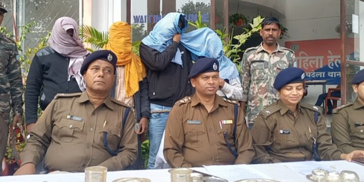 चोरी, लूट-छिनतई का उद्भेदन,5 अपराधी गिरफ्तार, 2किलो चांदी के सामान, DVR, 4 बाइक बरामद