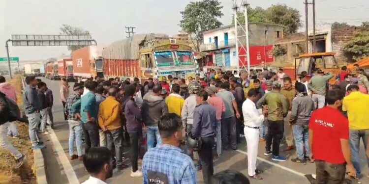 NH पर सड़क हादसा, छात्र की मौत,मौसा घायल,पिकअप ने बाइक में मारी जोरदार टक्कर