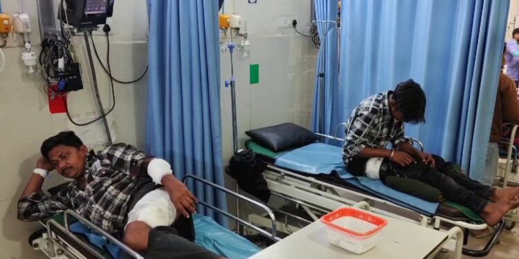 कोयला लोड करने जा रही ट्रक चालक और सहचालक को अपराधियों ने मारी गोली
