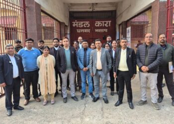 मंडल कारा में कैदी को जाती,धर्म में बांटने के आरोप की जांच करने पहुंची हाई लेवल टीम