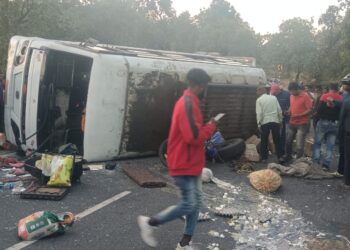 विष्णुगढ गोमिया पथ पर यात्री बस पलटी, तीन की मौत, कई घायल