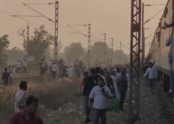 ट्रेन में आग की अफवाह से महाराष्ट्र के जलगांव में ट्रेन हादसा अब तक 8 की मौत 40 घायल