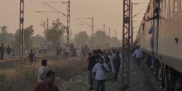 ट्रेन में आग की अफवाह से महाराष्ट्र के जलगांव में ट्रेन हादसा अब तक 8 की मौत 40 घायल