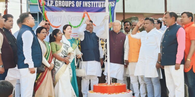 जेपी हॉस्पिटल एंड रिसर्च सेंटर परिसर में पूर्व सांसद पीएन सिंह ने किया ध्वजारोहण