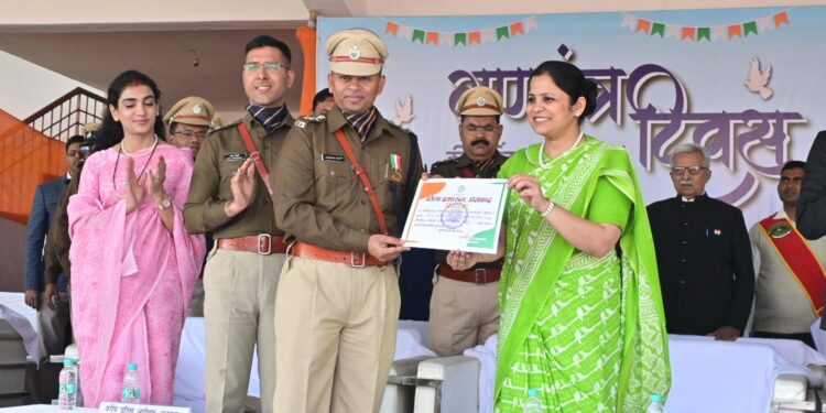 कार्यपालक दंडाधिकारी, डीएसपी, थाना प्रभारी सहित उत्कृष्ट कार्य करने वाले पदाधिकारी व कर्मी सम्मानित
