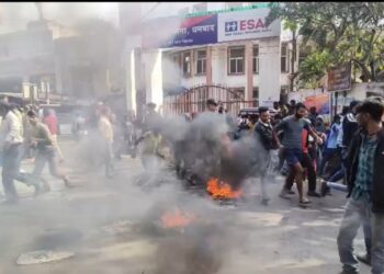 बड़ी खबर : साल के पहले दिन ही युवक की हत्या के बाद, भारी बवाल, रोड जाम, लाठीचार्ज