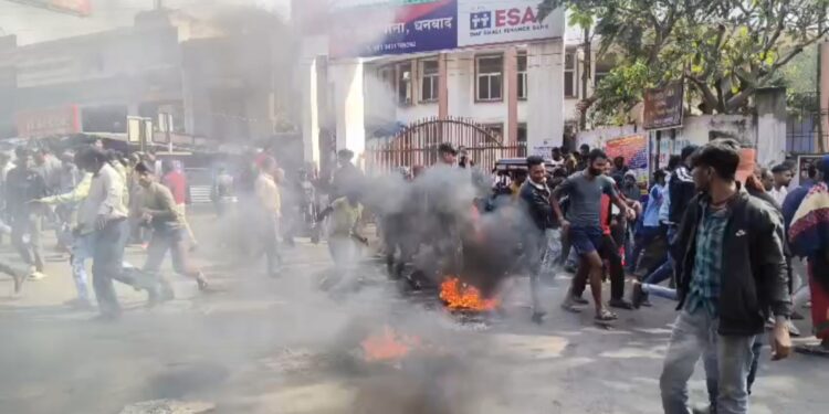 बड़ी खबर : साल के पहले दिन ही युवक की हत्या के बाद, भारी बवाल, रोड जाम, लाठीचार्ज