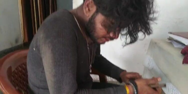 धनबाद कोर्ट के समीप कुछ युवकों ने एक युवक के साथ किया जमकर मारपीट,थाने में शिकायत