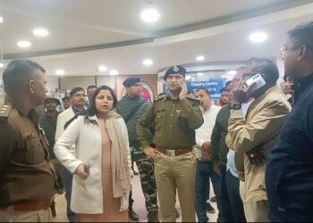 बाघमारा में हिंसक झड़प,SDPO समेत तीन गंभीर रूप से घायल, 100 राउंड चली गोली,बम