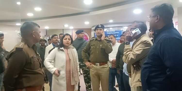 बाघमारा में हिंसक झड़प,SDPO समेत तीन गंभीर रूप से घायल, 100 राउंड चली गोली,बम