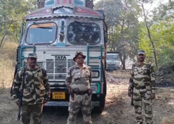लोदना 12 नंबर जंगल से CISF ने छापेमारी कर अवैध कोयला लोड ट्रक किया जब्त,कोई मुकेश सिंह है मुख्य तस्कर