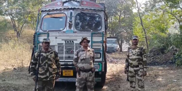 लोदना 12 नंबर जंगल से CISF ने छापेमारी कर अवैध कोयला लोड ट्रक किया जब्त,कोई मुकेश सिंह है मुख्य तस्कर