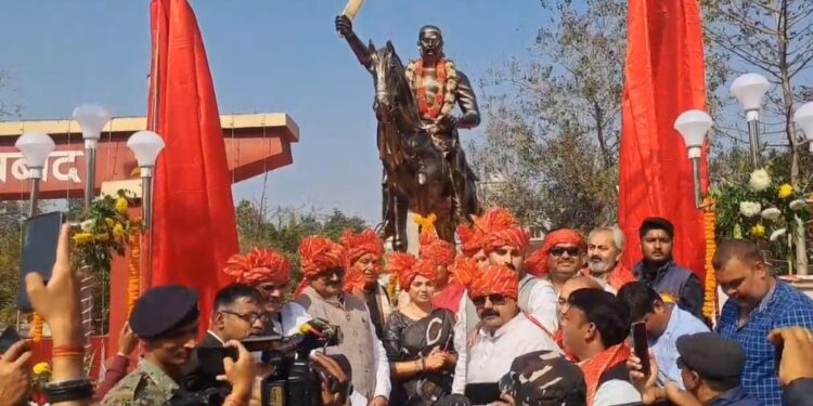 वीर कुंवर सिंह की प्रतिमा का हुआ अनावरण, पूर्व सांसद सहित चार विधायक हुए शामिल