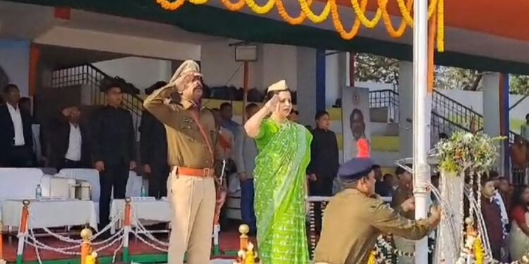 धनबाद में धूम धाम से मनाया गया 76वां गणतंत्र दिवस, उपायुक्त माधवी मिश्रा ने गोल्फ ग्राउंड में किया झंडोतोलन