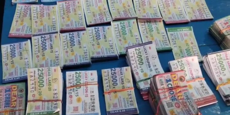 निरसा में अवैध लॉटरी के खिलाफ पुलिस की छापेमारी, लाखों के लॉटरी सहित नगद जब्त, सरगना अनिल शर्मा गिरफ्तार