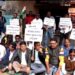 पत्रकार पर हमला के विरोध में पत्रकारों का आंदोलन, थाना प्रभारी के निलंबन की मांग।