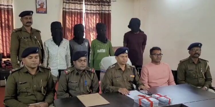 गैंगस्टर प्रिंस खान के चार गुर्गे को कट्टा और बम के साथ गिरफ्तार, भेजा गया जेल