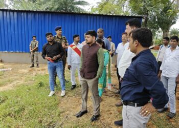 उपायुक्त आदित्य रंजन ने किया टुंडी एवं गोविंदपुर स्थित कृषक पाठशाला का निरीक्षण