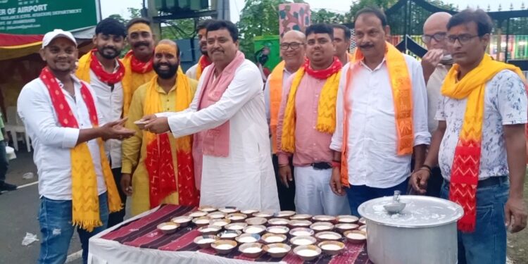चौथी सोमवारी पर यूथ फाॅर्स का प्रसाद वितरण, उदय प्रताप सिंह ने कहा सनातन को जगाना मकसद