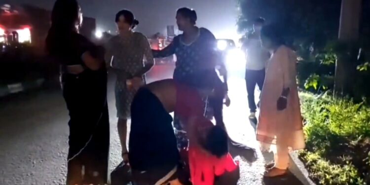 जीटी रोड पर नकली किन्नरों को असली किन्नरों ने जमकर की धुनाई, किया पुलिस के हवाले