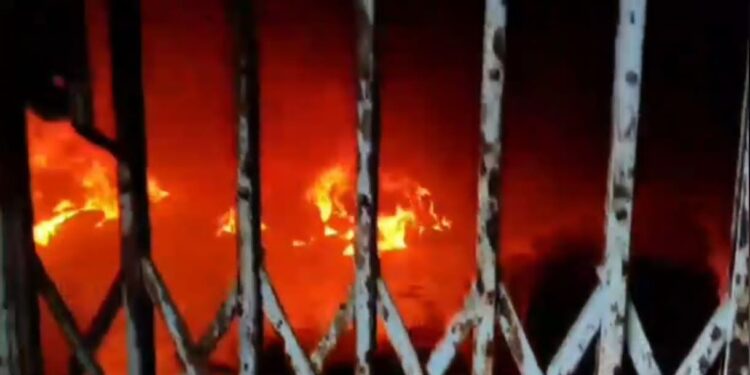 झरिया में सैकड़ो साल पुरानी मंदिर में लगी भीषण आग,अफरा – तफरी