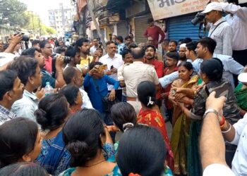 न्यायालय ने जमीन, घर मालिक के पक्ष में सुनाया फैसला,5 दुकान सील, जमकर हुआ हंगामा