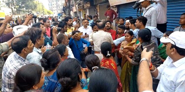 न्यायालय ने जमीन, घर मालिक के पक्ष में सुनाया फैसला,5 दुकान सील, जमकर हुआ हंगामा