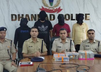 धनबाद पुलिस की बड़ी कार्रवाई, प्रिंस खान के 4 गुर्गे गिरफ्तार, 1734900 नगद, एक पिस्टल, जमीन खरीब बिक्री के पेपर जब्त